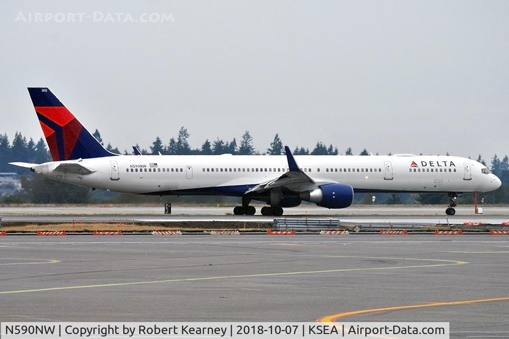 N590NW, 2003 Boeing 757-351 C/N 32990, Taxiing out for departure