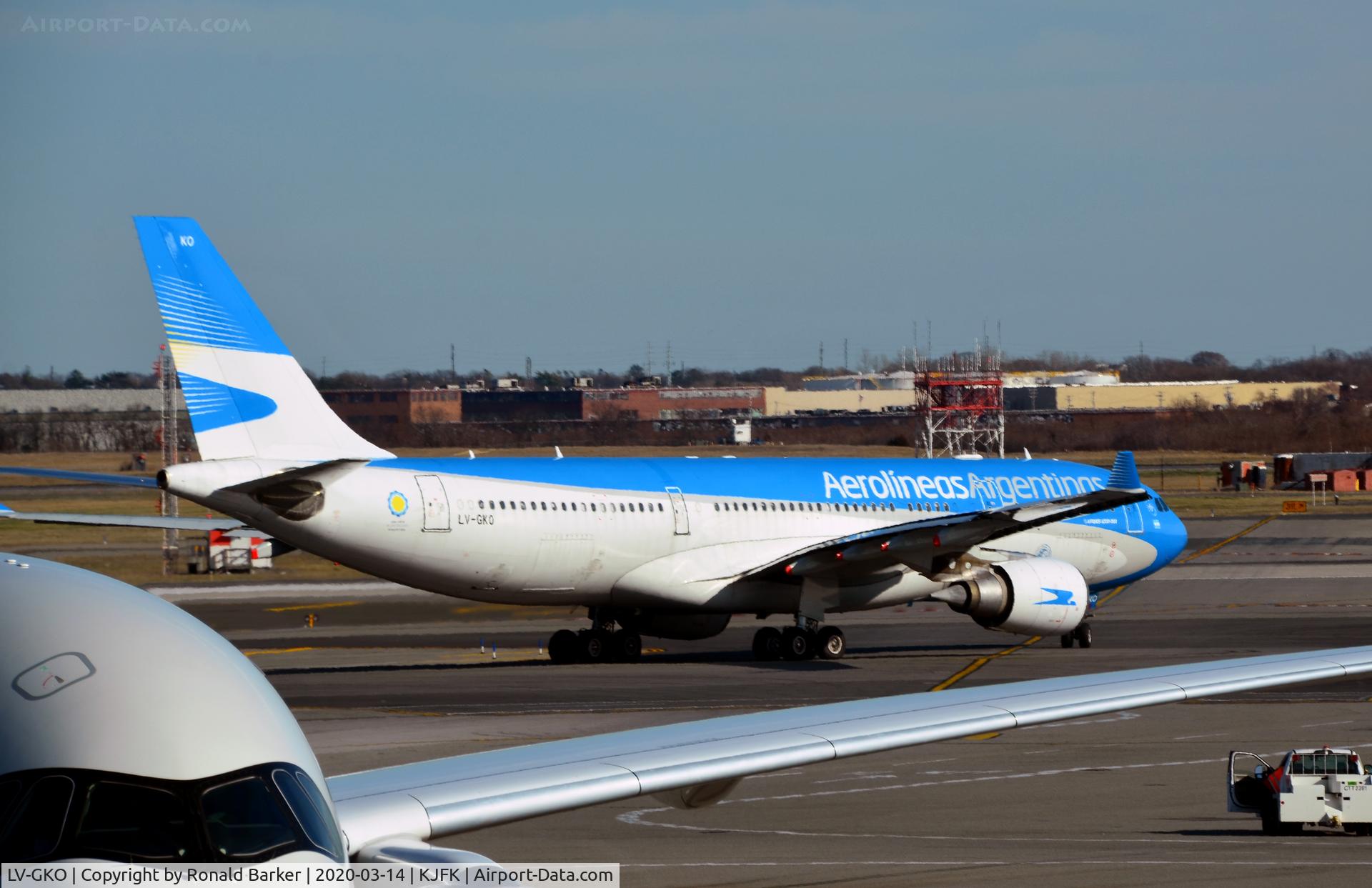 LV-GKO, 2004 Airbus A330-203 C/N 587, Taxi JFK