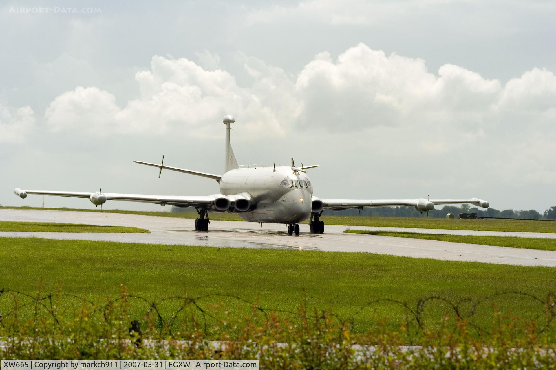 XW665, Hawker Siddeley Nimrod MR.1 C/N 8040, taxying