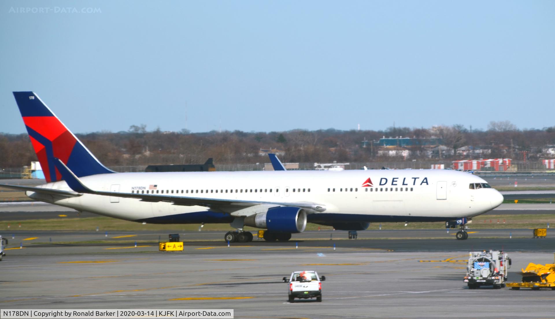 N178DN, 1991 Boeing 767-332 C/N 25143, Taxi JFK