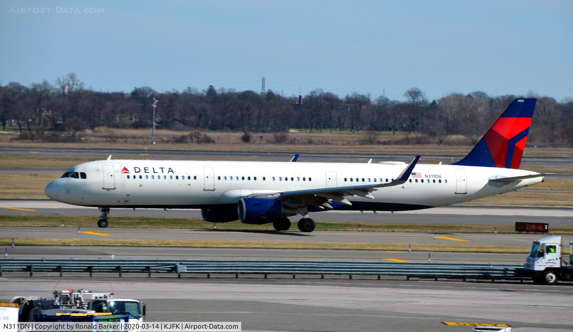 N311DN, 2016 Airbus A321-211 C/N 7304, Taxi JFK