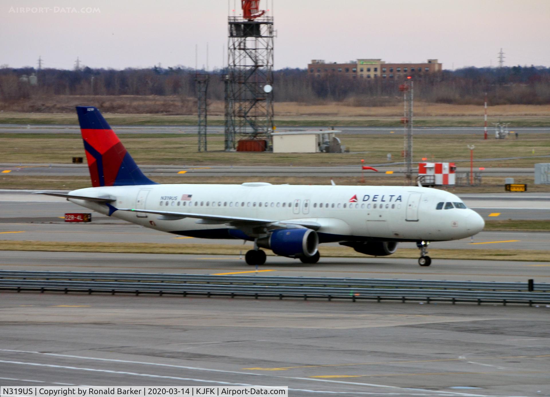 N319US, 1991 Airbus A320-211 C/N 208, Taxi JFK