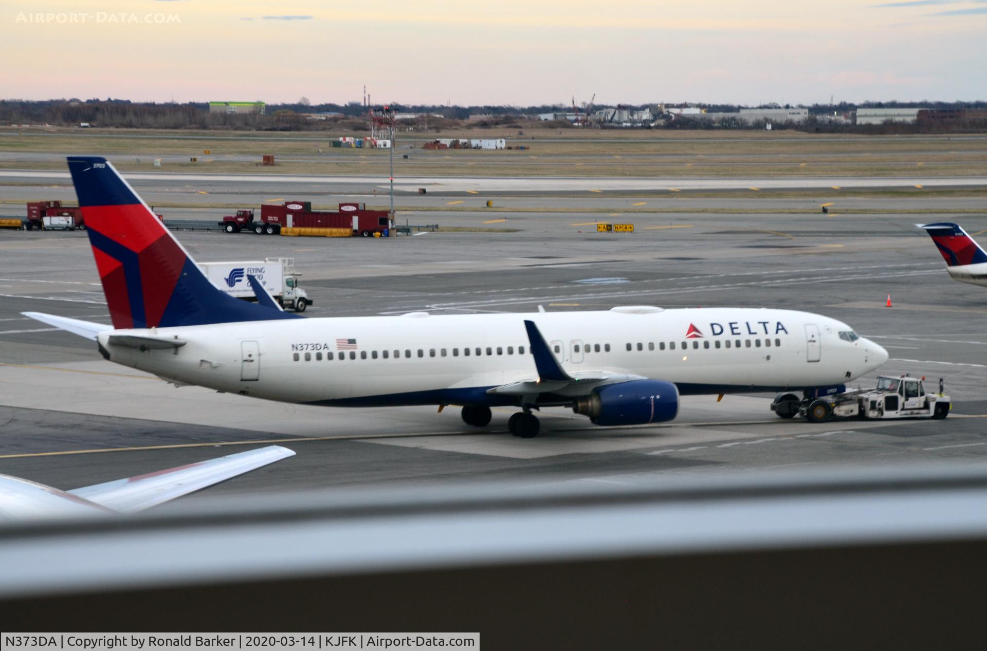 N373DA, 1998 Boeing 737-832 C/N 29621, Towed JFK