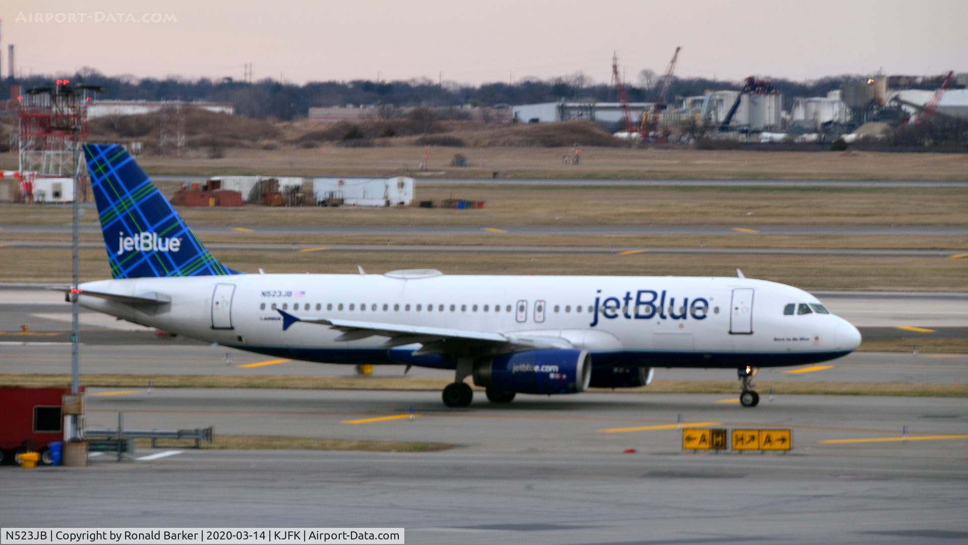 N523JB, 2001 Airbus A320-232 C/N 1506, Taxi JFK