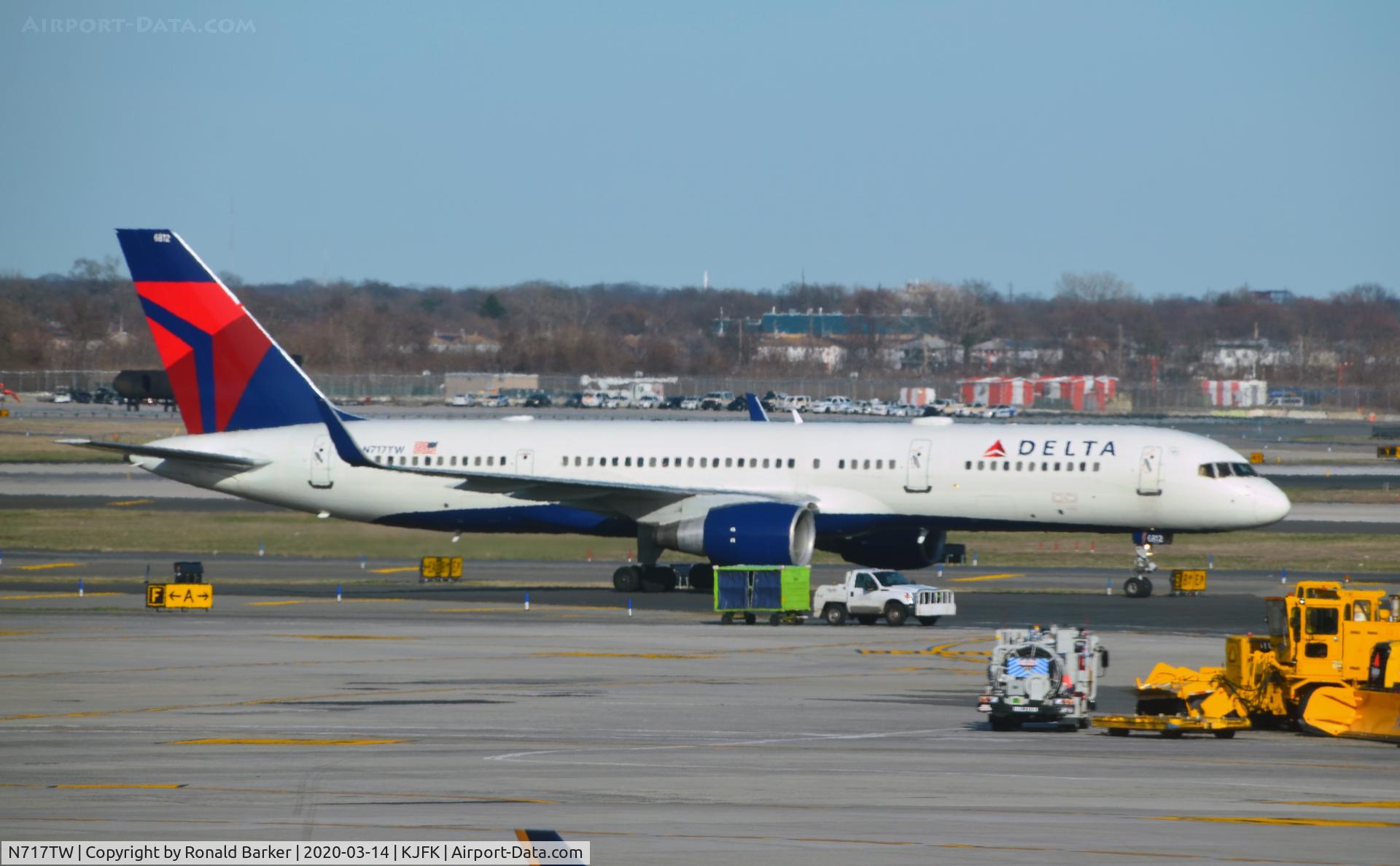 N717TW, 1999 Boeing 757-231 C/N 28485, Taxi to gate JFK