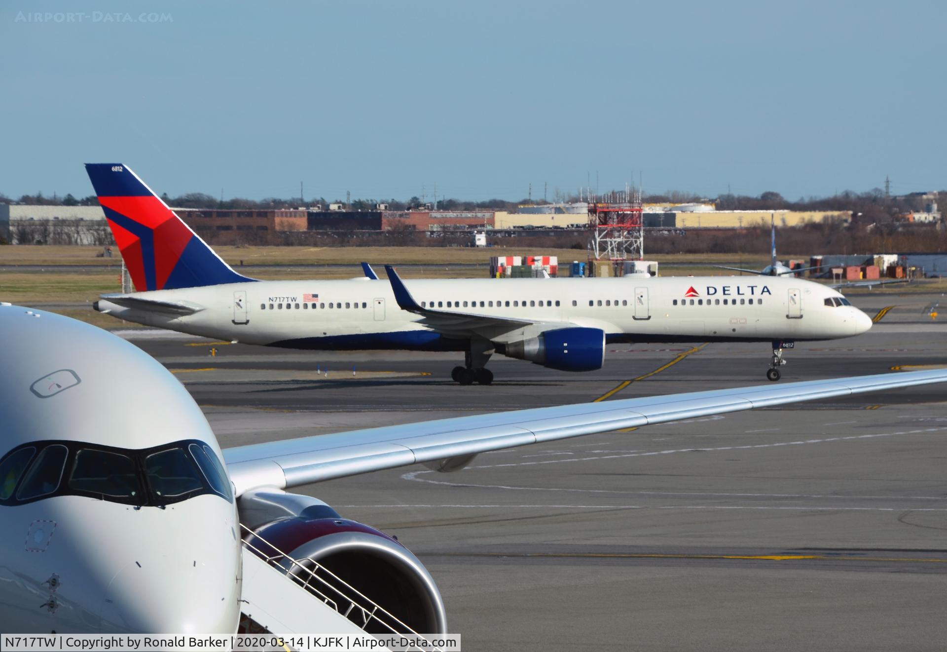 N717TW, 1999 Boeing 757-231 C/N 28485, Taxi JFK