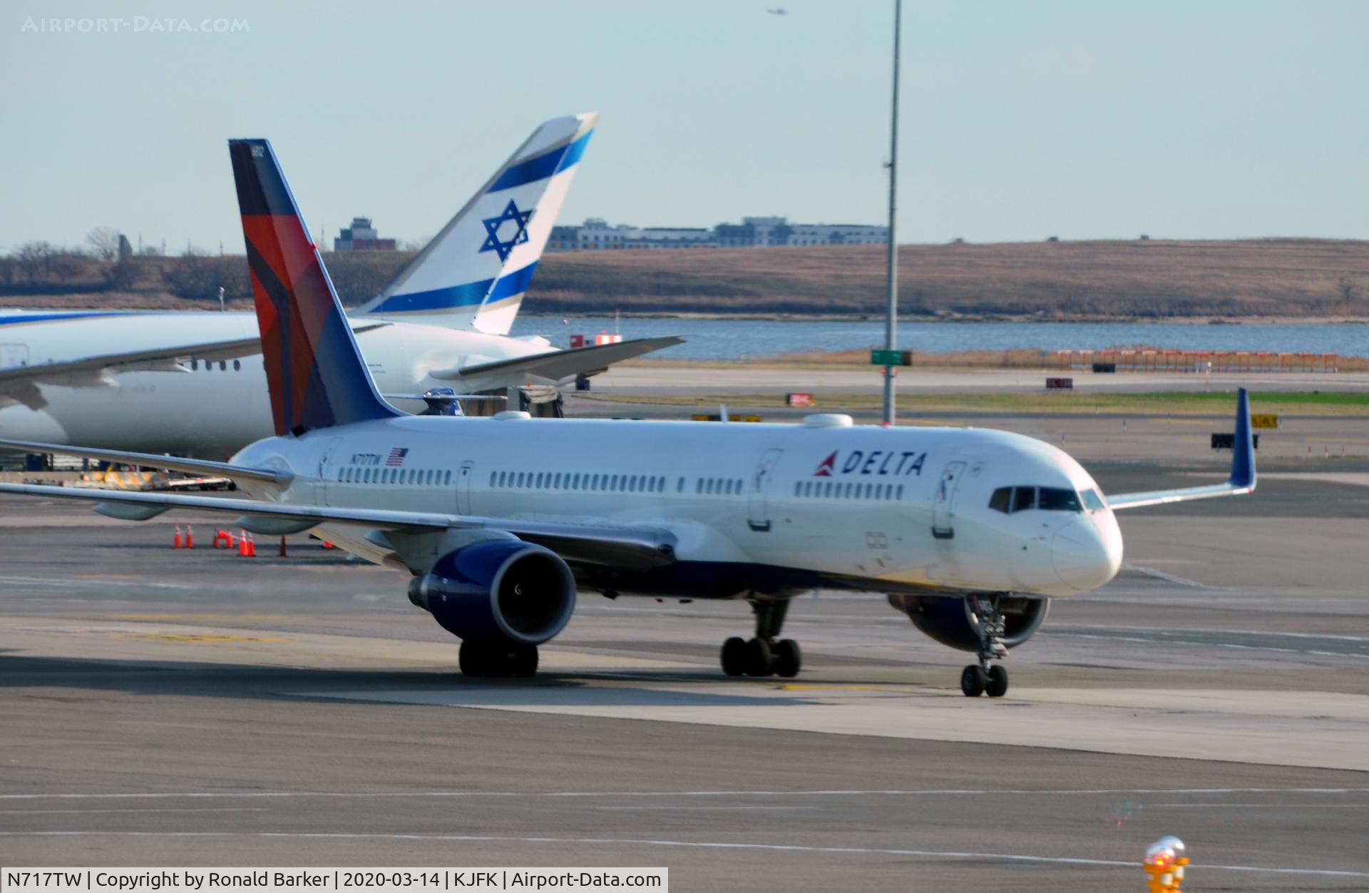 N717TW, 1999 Boeing 757-231 C/N 28485, Taxi to gate JFK