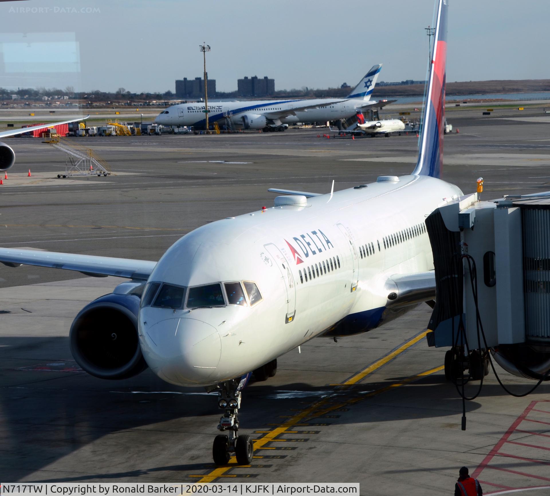N717TW, 1999 Boeing 757-231 C/N 28485, Arrival at gate JFK