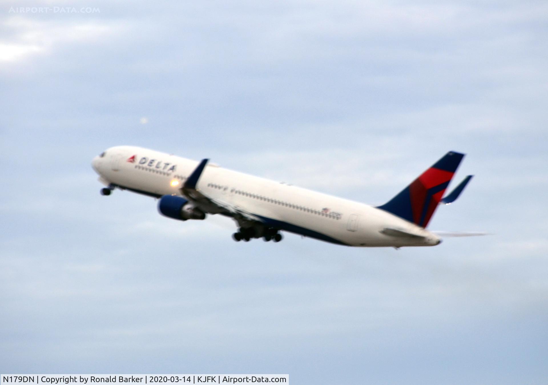 N179DN, 1991 Boeing 767-332 C/N 25144, Takeoff JFK