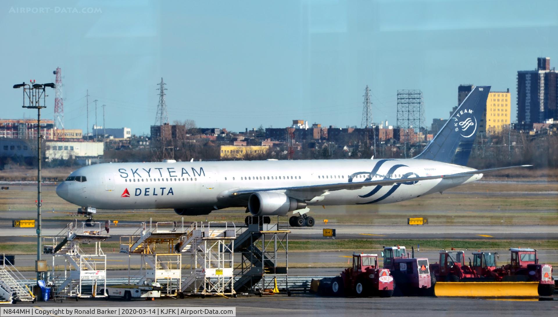 N844MH, 2002 Boeing 767-432/ER C/N 29717, Taxi JFK