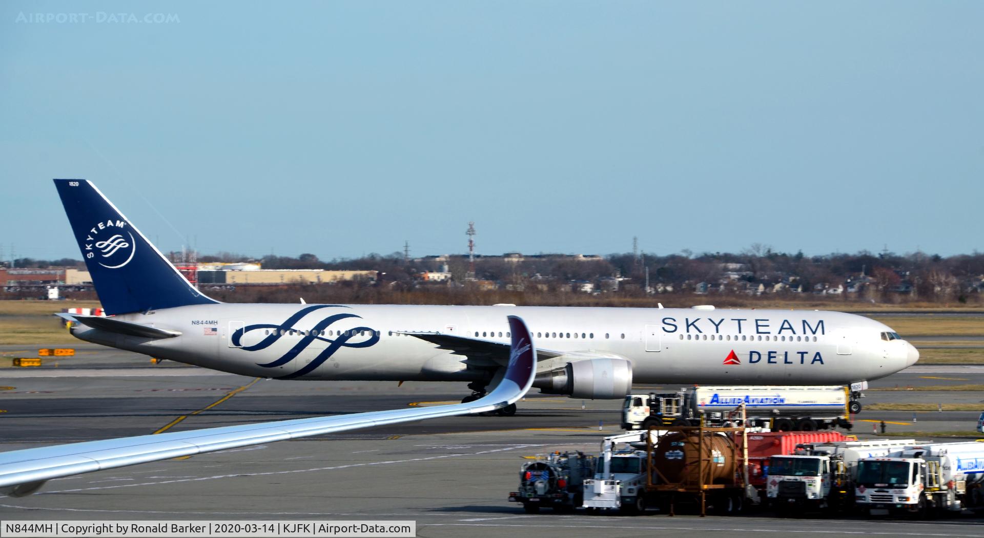 N844MH, 2002 Boeing 767-432/ER C/N 29717, Taxi JFK