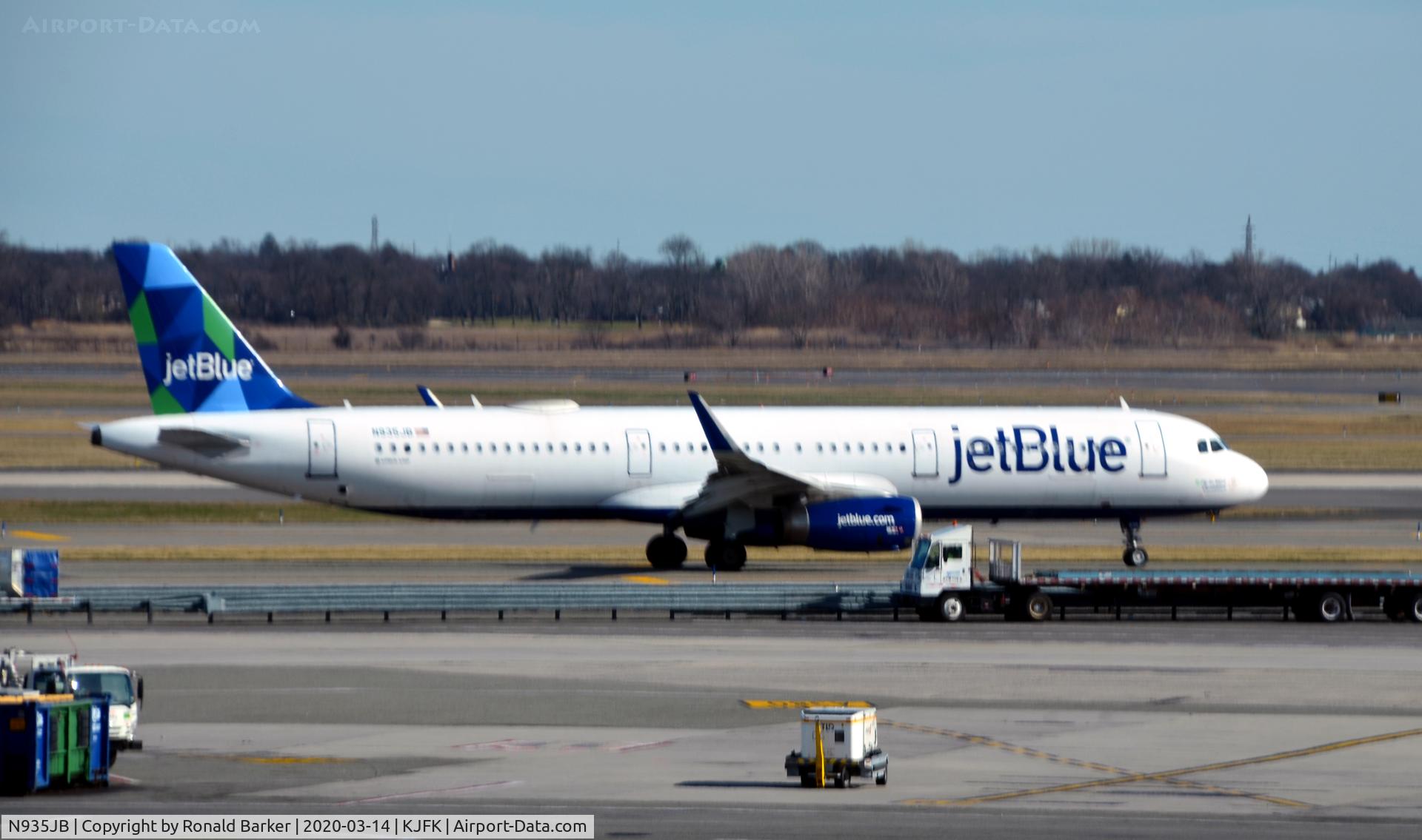 N935JB, 2014 Airbus A321-231 C/N 6185, Taxi JFK
