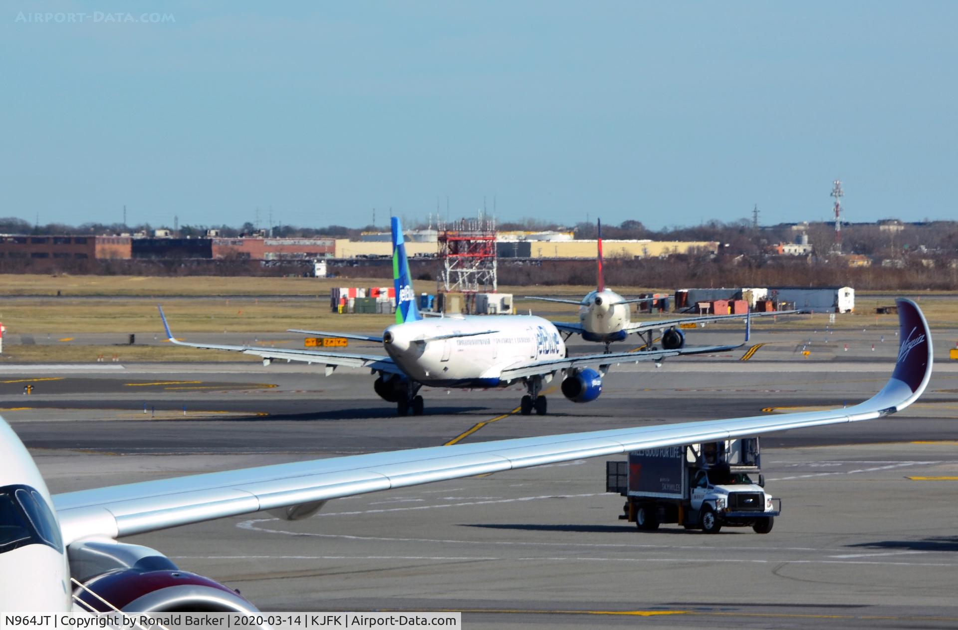 N964JT, 2016 Airbus A321-231 C/N 7018, Taxi JFK
