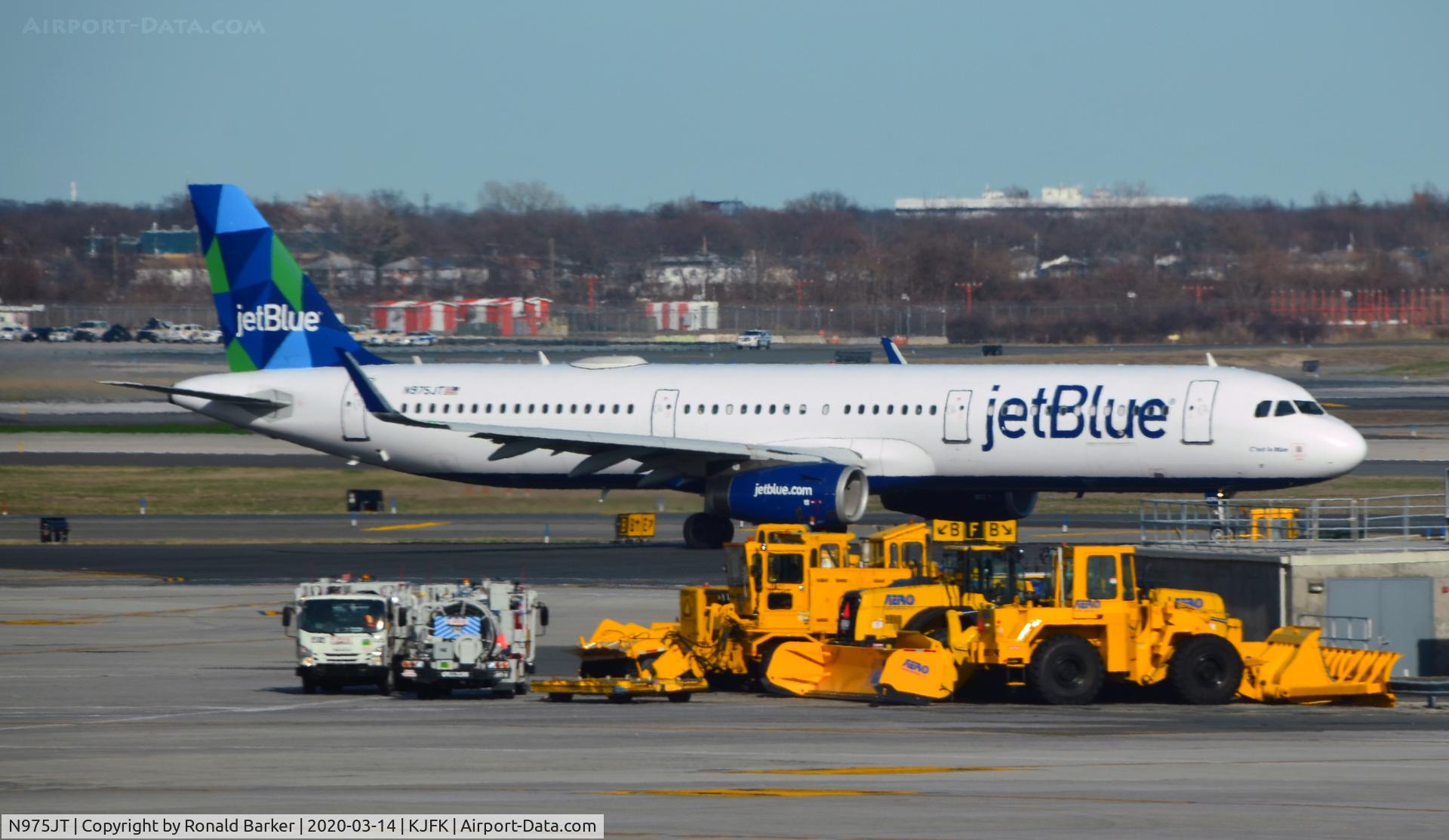 N975JT, 2017 Airbus A321-231 C/N 7520, Taxi JFK
