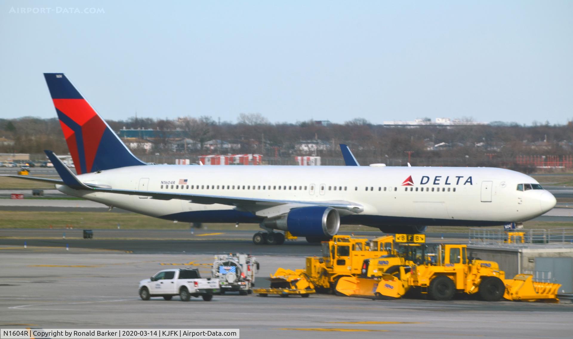 N1604R, 1999 Boeing 767-332 C/N 30180, Taxi JFK