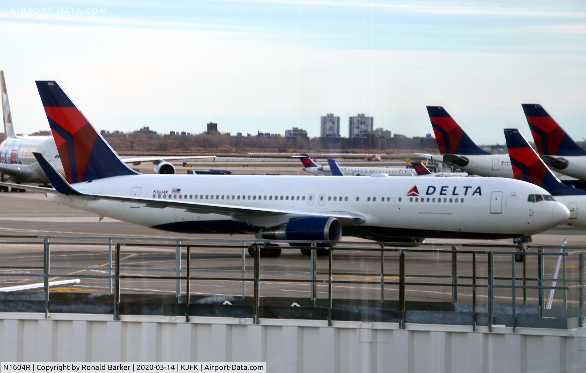 N1604R, 1999 Boeing 767-332 C/N 30180, Taxi JFK