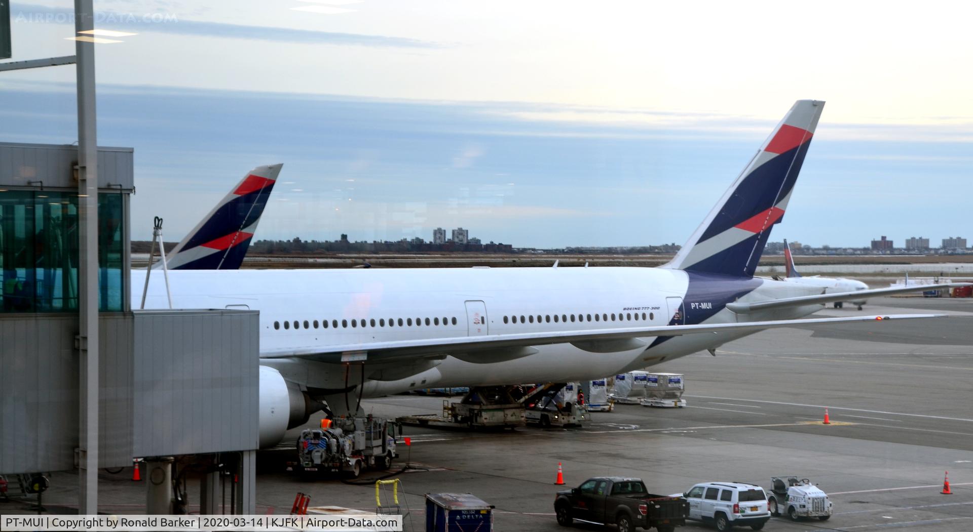 PT-MUI, 2013 Boeing 777-32W/ER C/N 40589, At the gate JFK