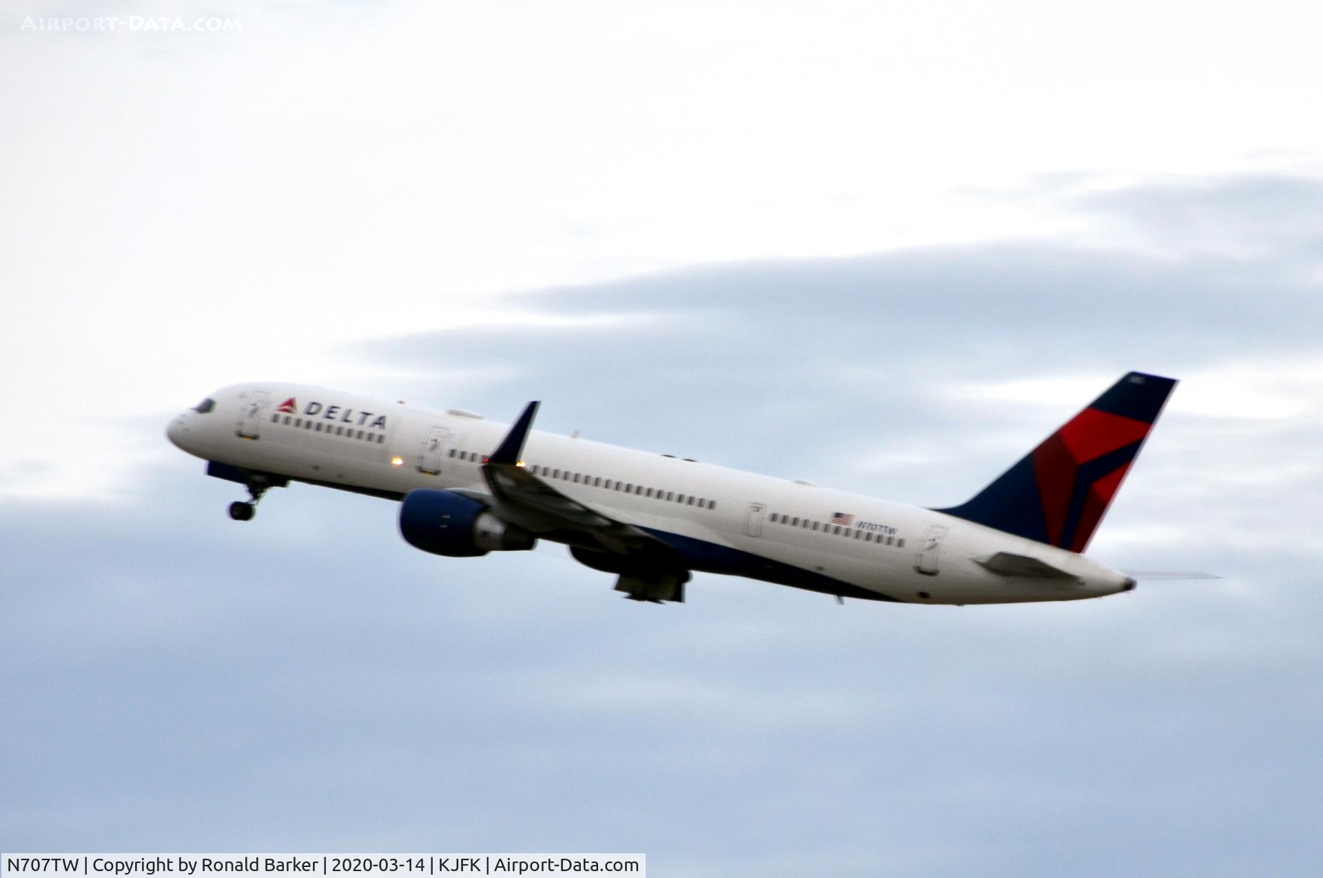 N707TW, 1997 Boeing 757-2Q8 C/N 27625, Takeoff JFK