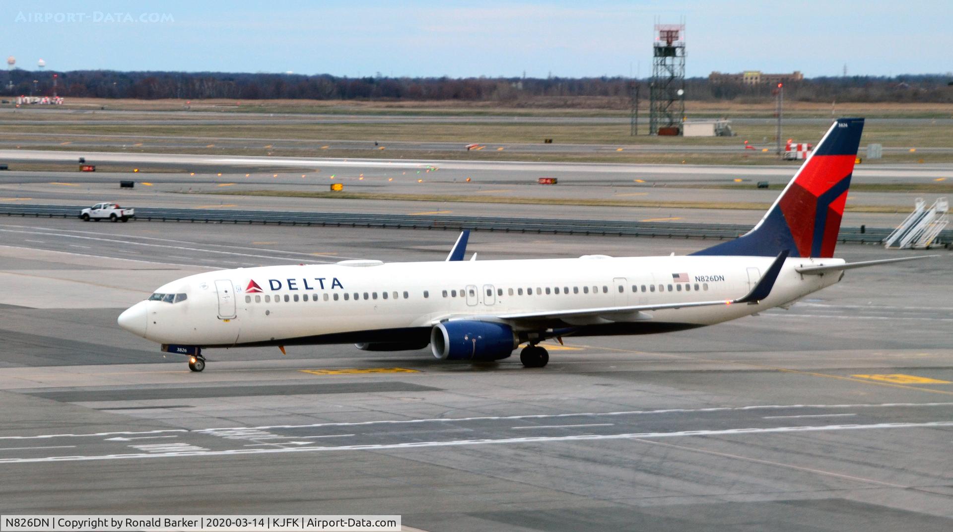 N826DN, 2014 Boeing 737-932/ER C/N 31937, Taxi JFK