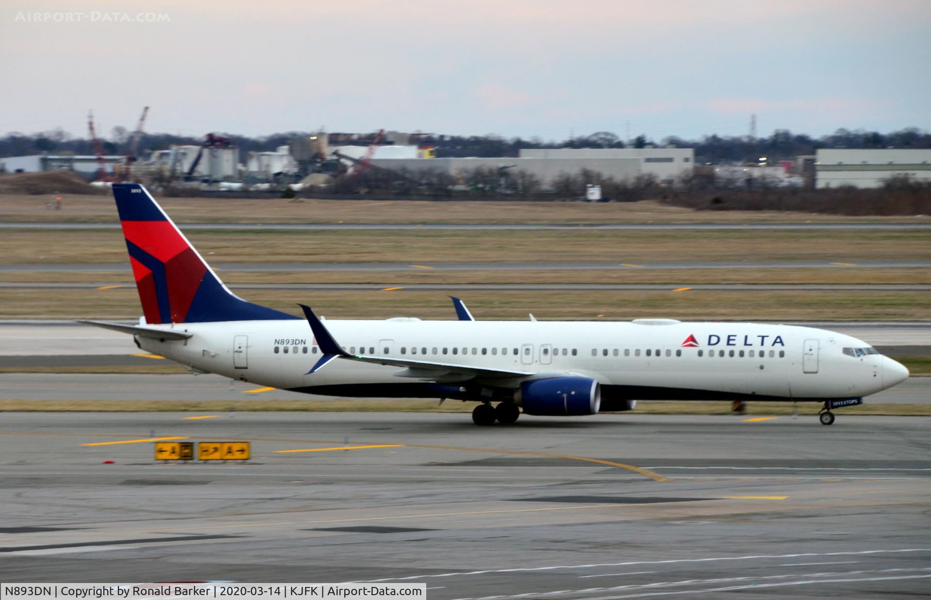N893DN, 2018 Boeing 737-932/ER C/N 32002, Taxi JFK