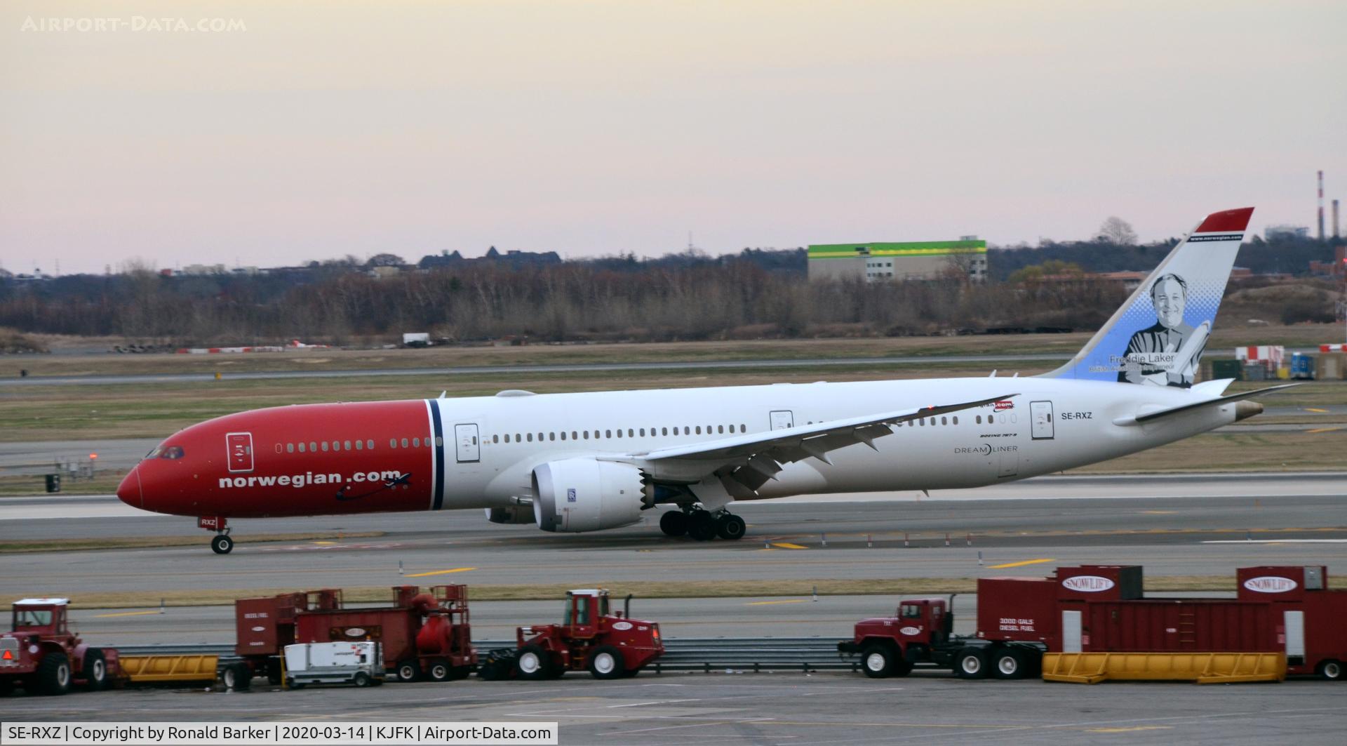 SE-RXZ, 2018 Boeing 787-9 Dreamliner C/N 38895, Taxi to gate JFK