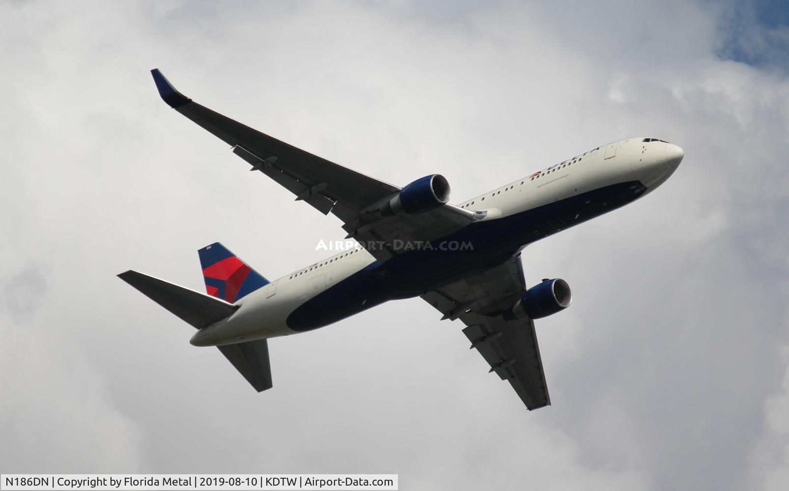 N186DN, 1995 Boeing 767-332 C/N 27962, DTW 2019