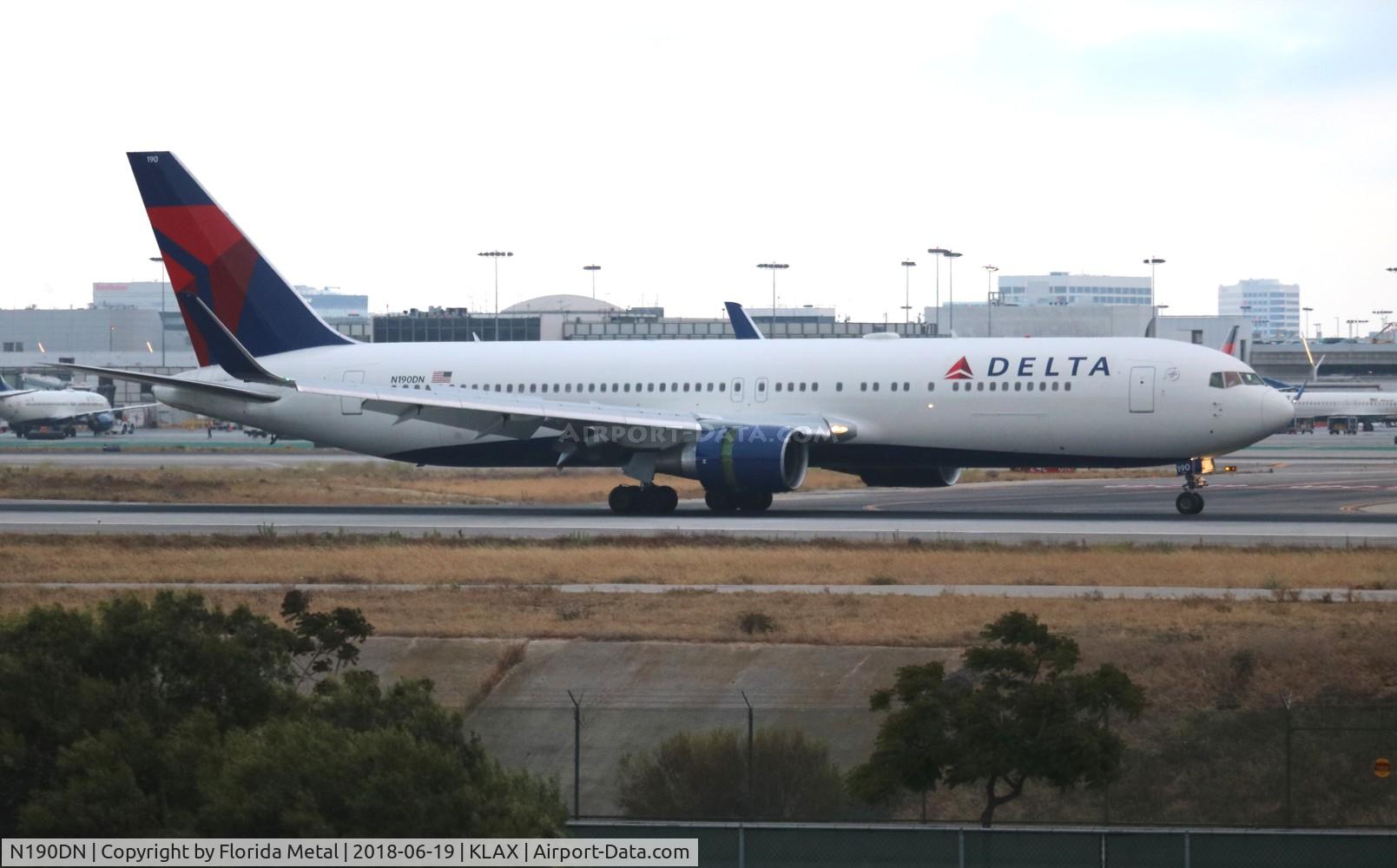 N190DN, 1997 Boeing 767-332 C/N 28447, LAX 2018