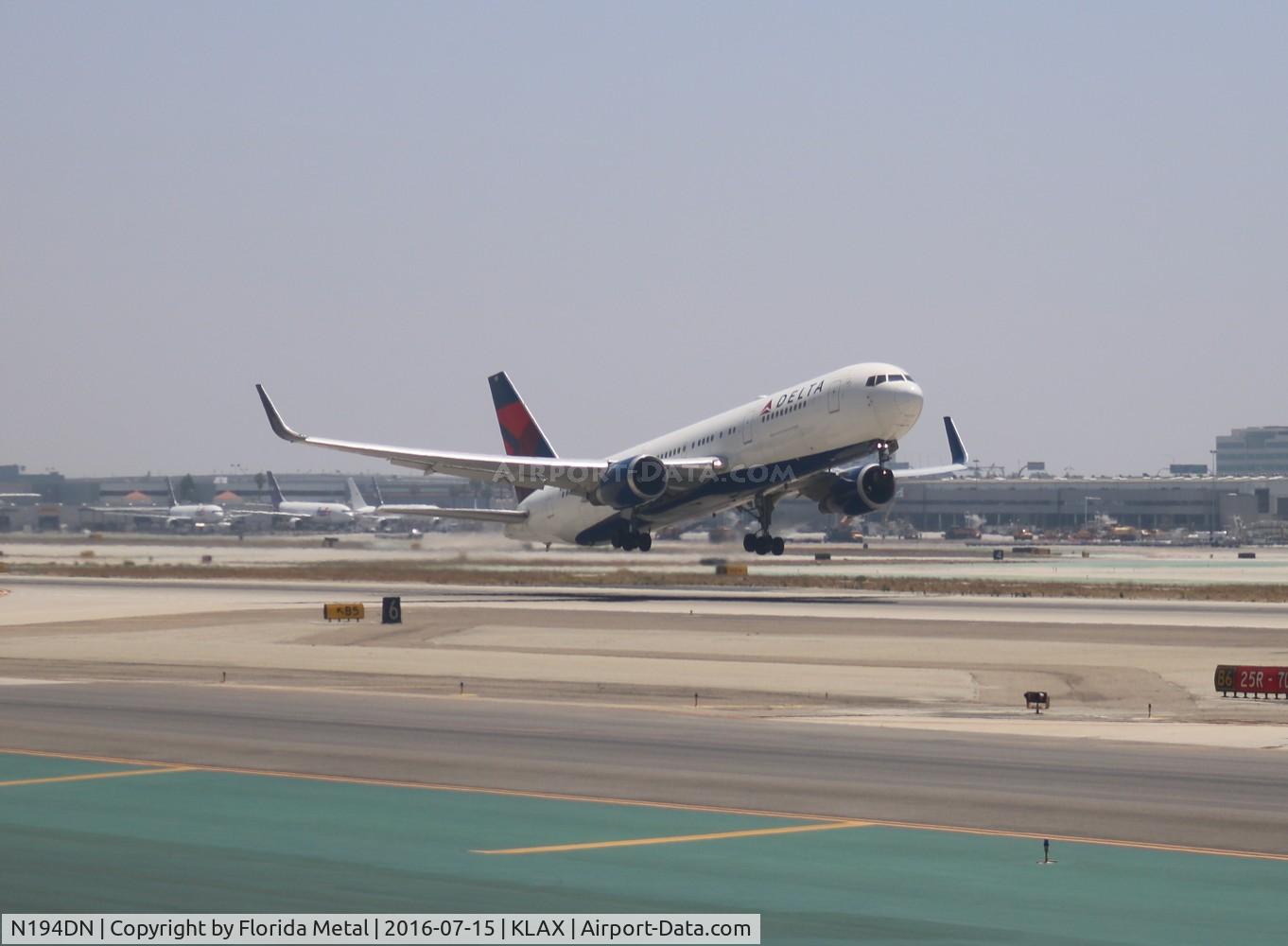 N194DN, 1997 Boeing 767-332 C/N 28451, LAX 2016