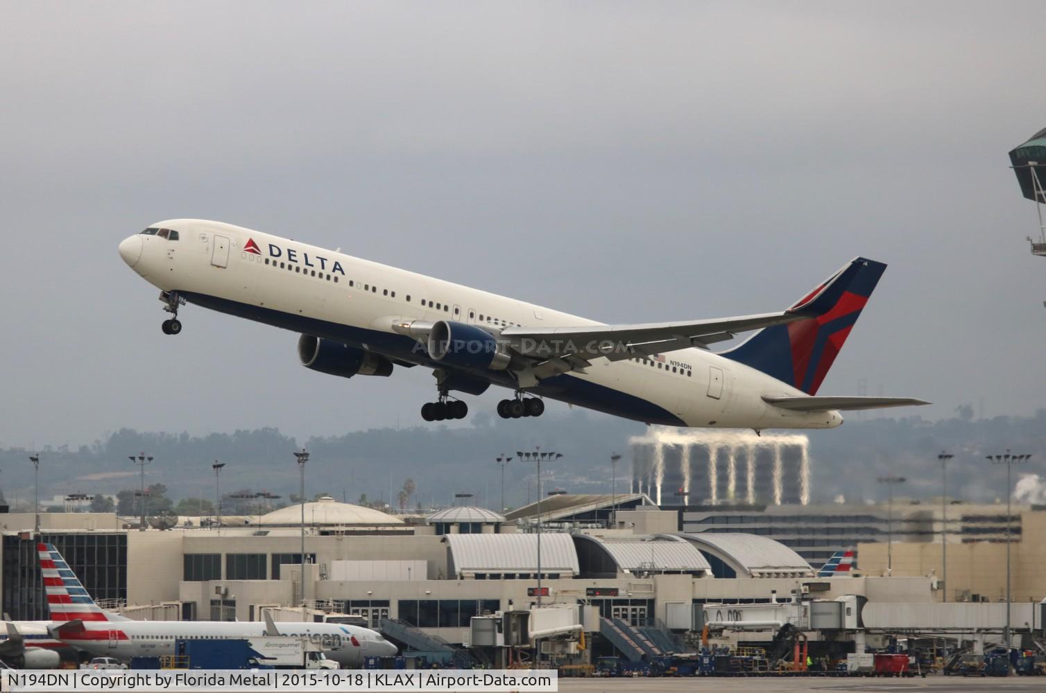 N194DN, 1997 Boeing 767-332 C/N 28451, LAX 2015