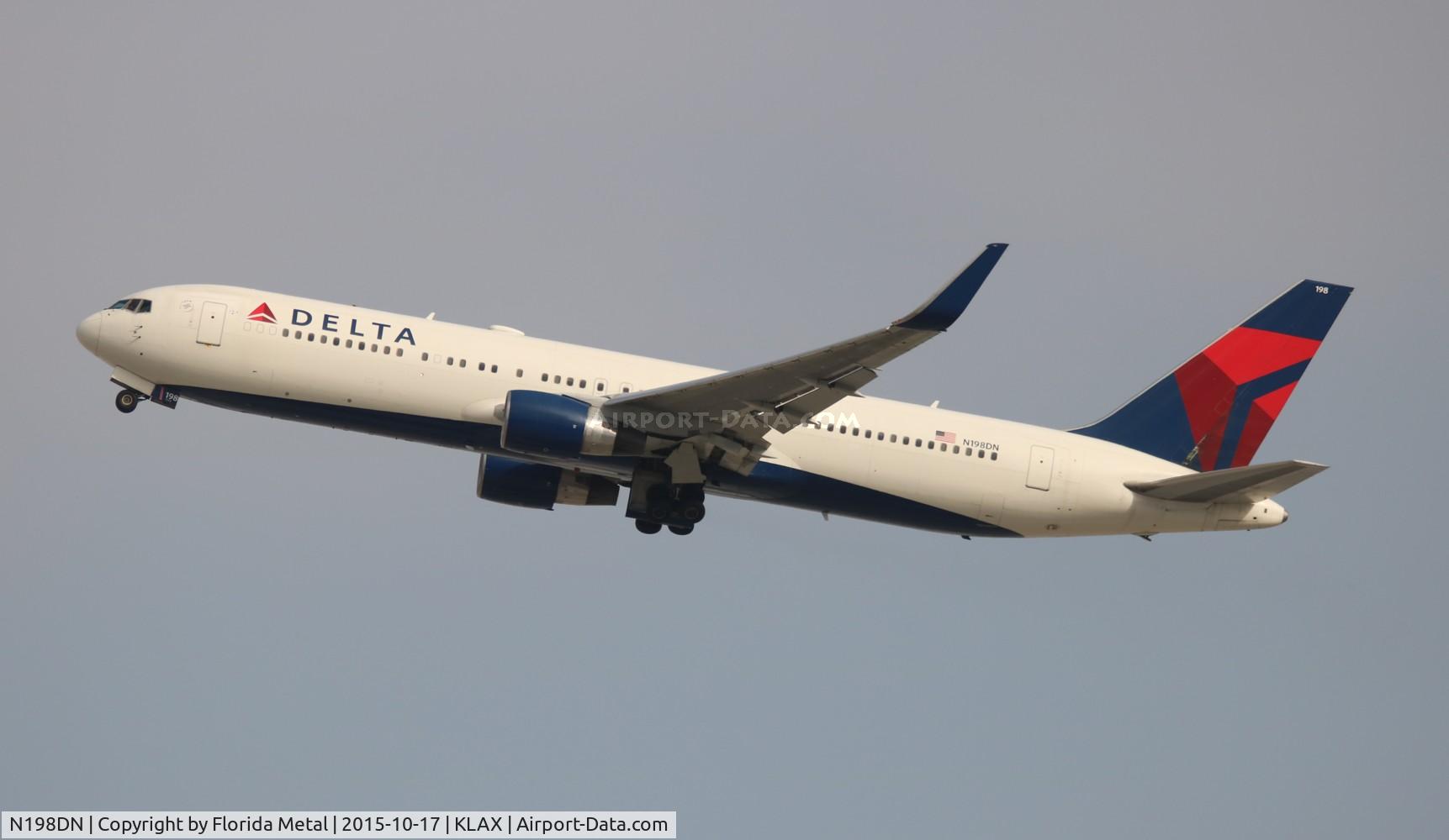 N198DN, 1998 Boeing 767-332 C/N 28455, LAX 2015