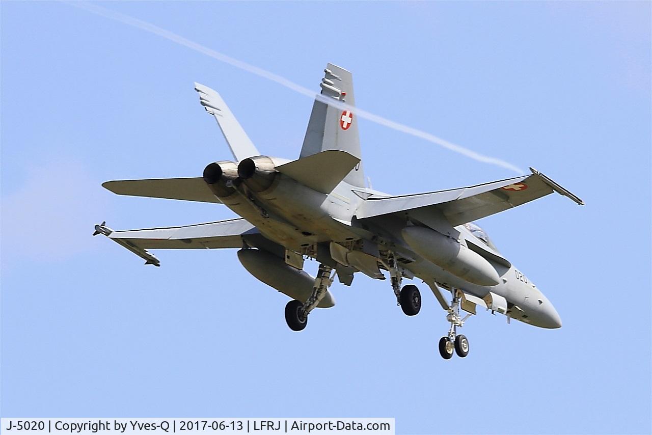 J-5020, McDonnell Douglas F/A-18C Hornet C/N 1369/SFC020, Swiss Air Force McDonnell Douglas FA-18C Hornet, On final rwy 08, Landivisiau Naval Air Base (LFRJ) Tiger Meet 2017