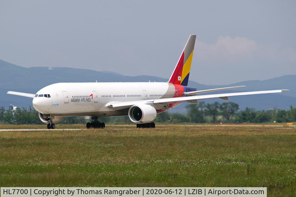 HL7700, Boeing 777-28E/ER C/N 30859, Asiana Airlines Boeing 777-200