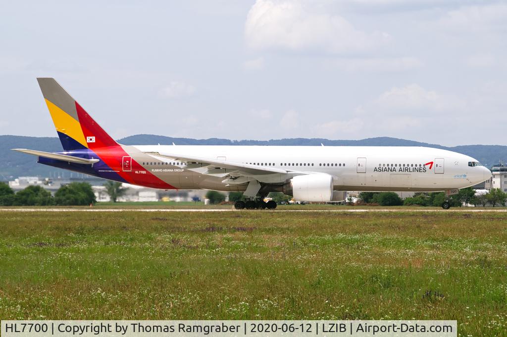 HL7700, Boeing 777-28E/ER C/N 30859, Asiana Airlines Boeing 777-200