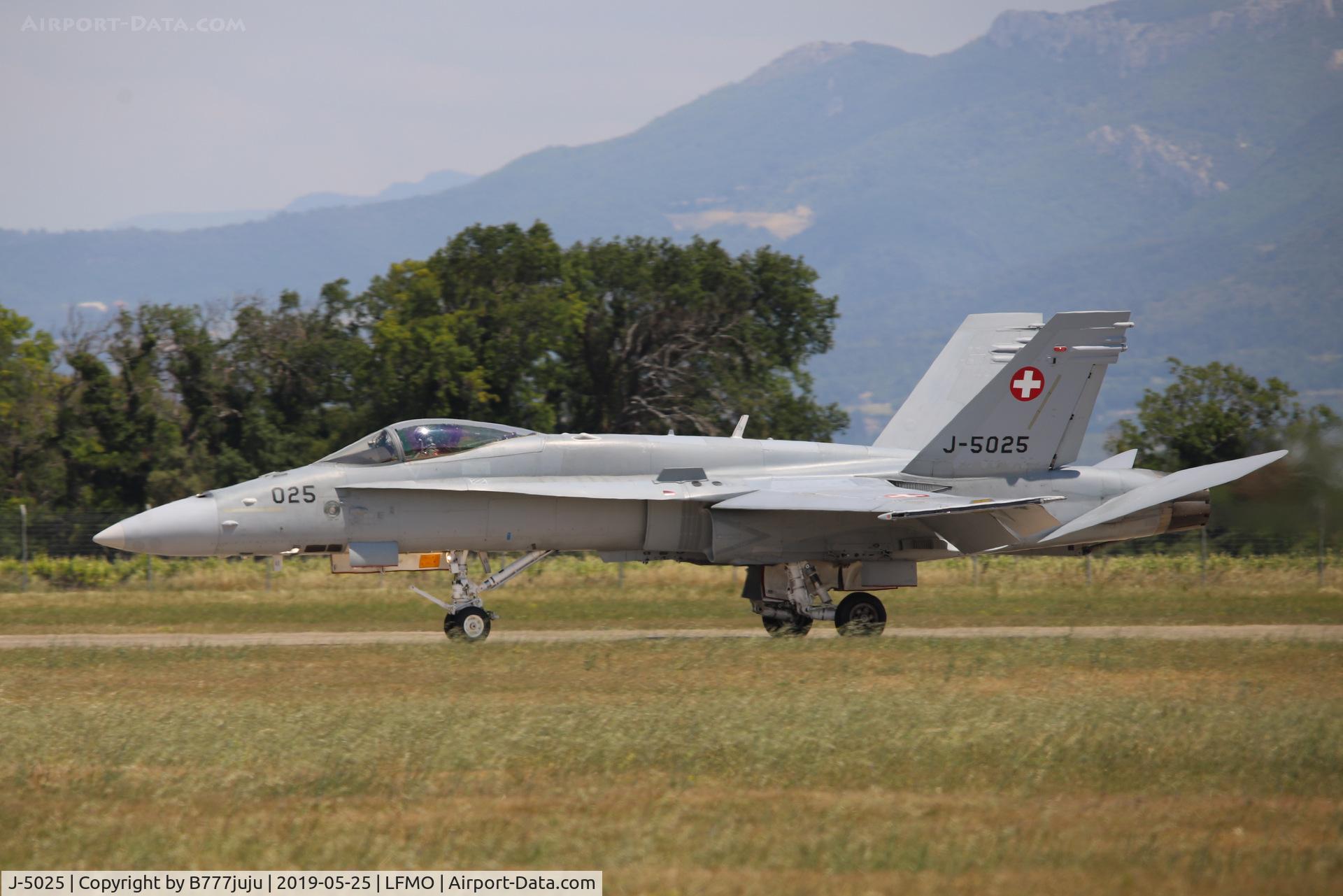 J-5025, McDonnell Douglas F/A-18C Hornet C/N 1374/SFC025, at Orange Airshow