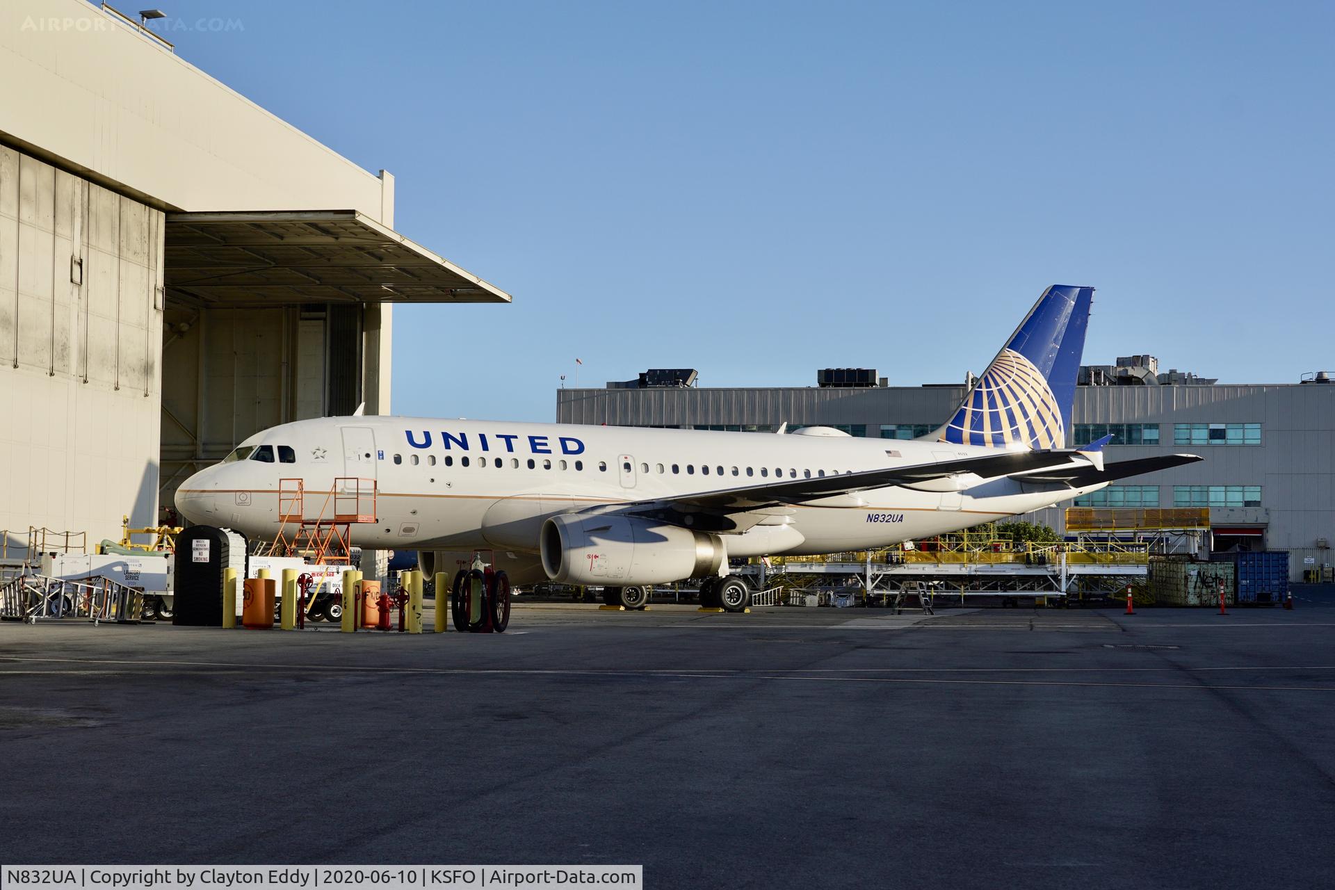 N832UA, 2000 Airbus A319-131 C/N 1321, SFO 2020.
