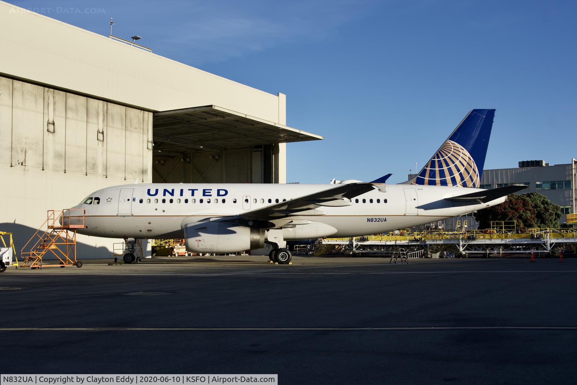 N832UA, 2000 Airbus A319-131 C/N 1321, SFO 2020.