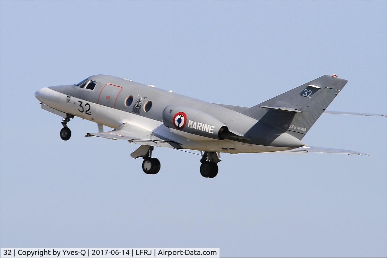 32, 1974 Dassault Falcon 10MER C/N 32, Dassault Falcon 10 MER, Take off rwy 26, Landivisiau Naval Air Base (LFRJ)