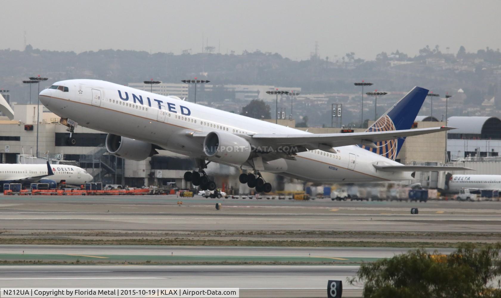 N212UA, 2000 Boeing 777-222 C/N 30218, LAX 2015
