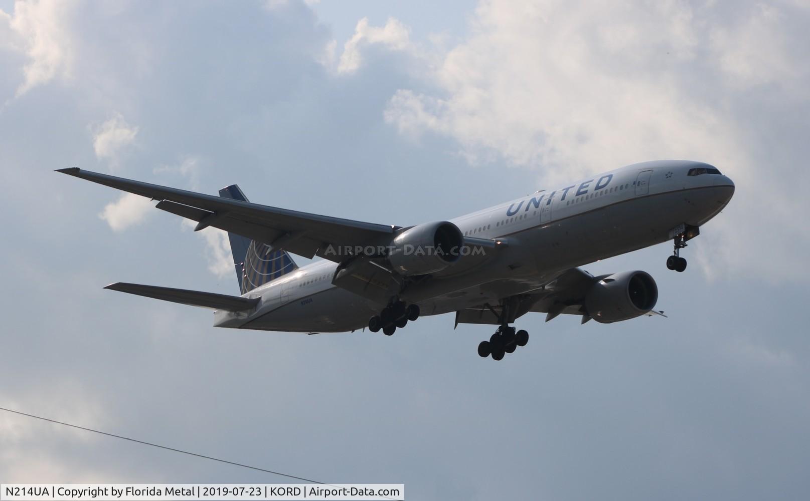 N214UA, 2000 Boeing 777-222 C/N 30220, ORD 2019