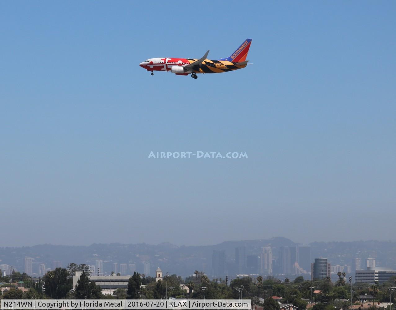 N214WN, 2005 Boeing 737-7H4 C/N 32486, LAX 2016