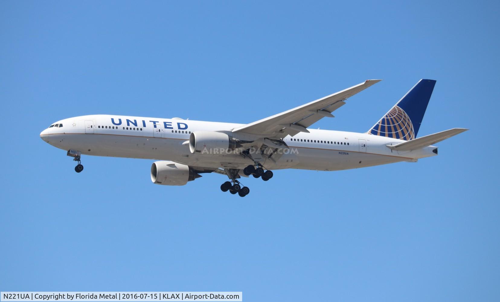 N221UA, 2001 Boeing 777-222 C/N 30552, LAX 2016