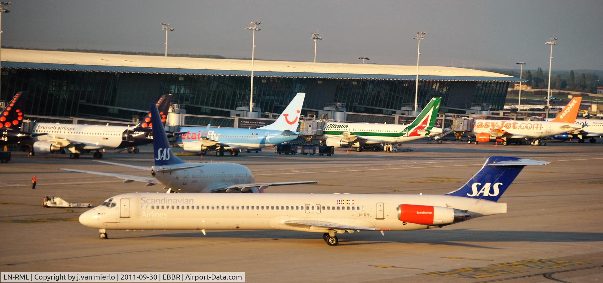 LN-RML, 1991 McDonnell Douglas MD-82 (DC-9-82) C/N 53002, Taxiing at Brussels 2011