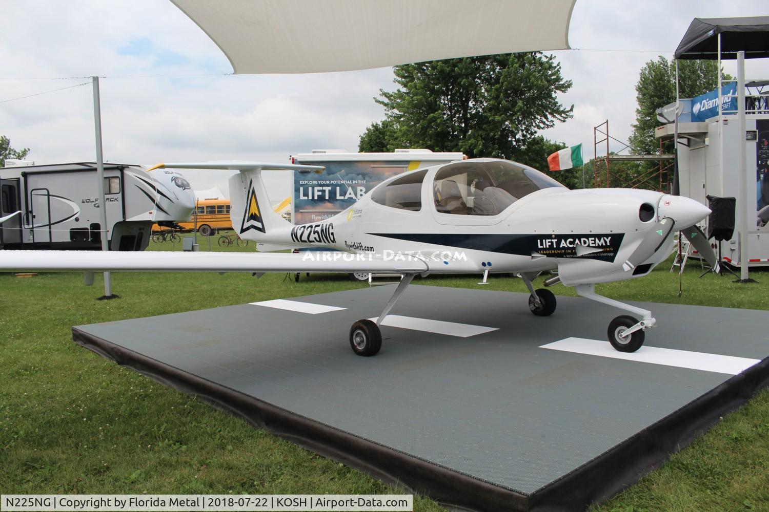 N225NG, 2018 Diamond DA-40NG Diamond Star Diamond Star C/N 40.NC019, OSH 2018