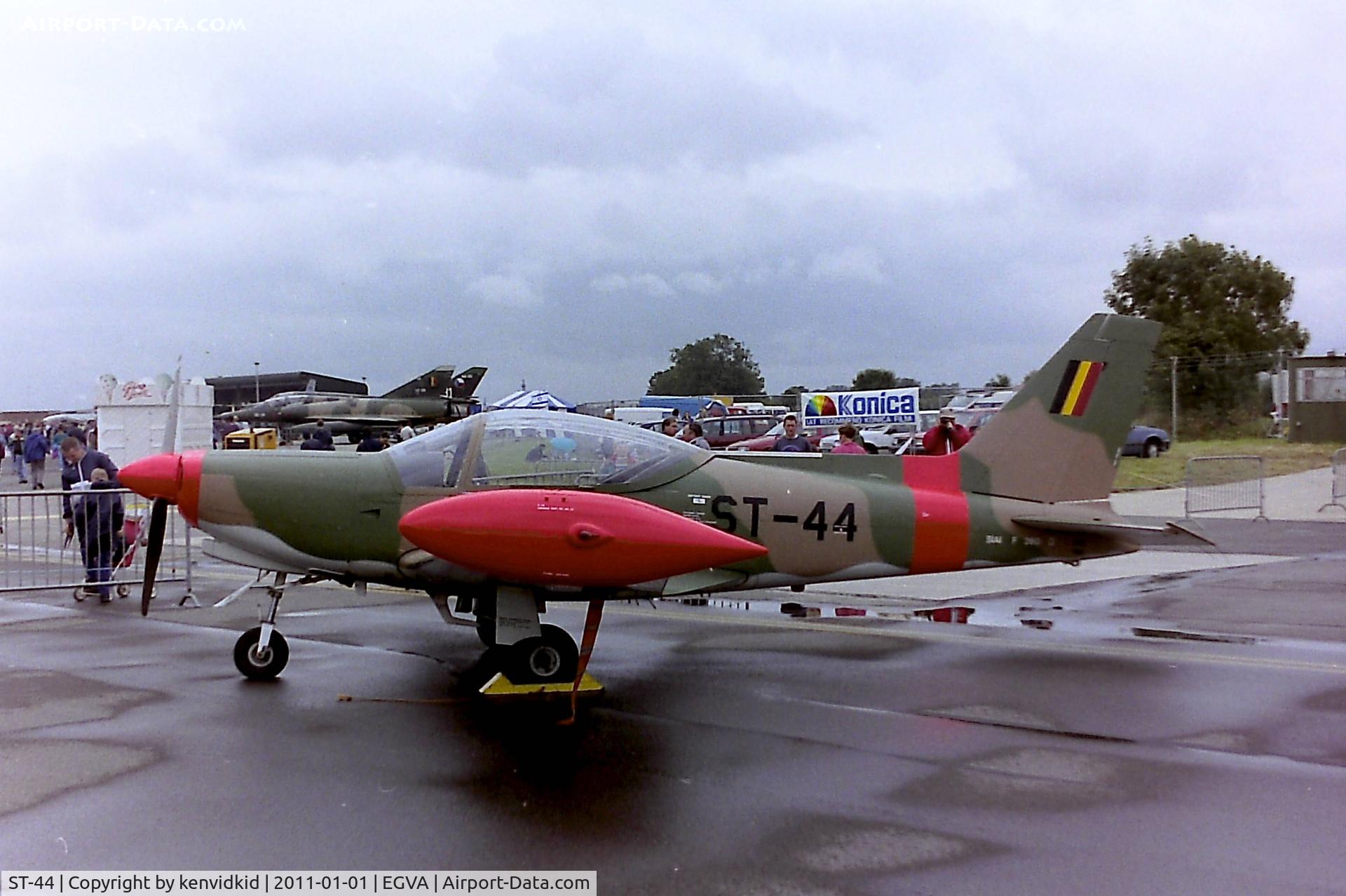ST-44, SIAI-Marchetti SF-260D C/N 844, At RIAT 1993, scanned from negative.