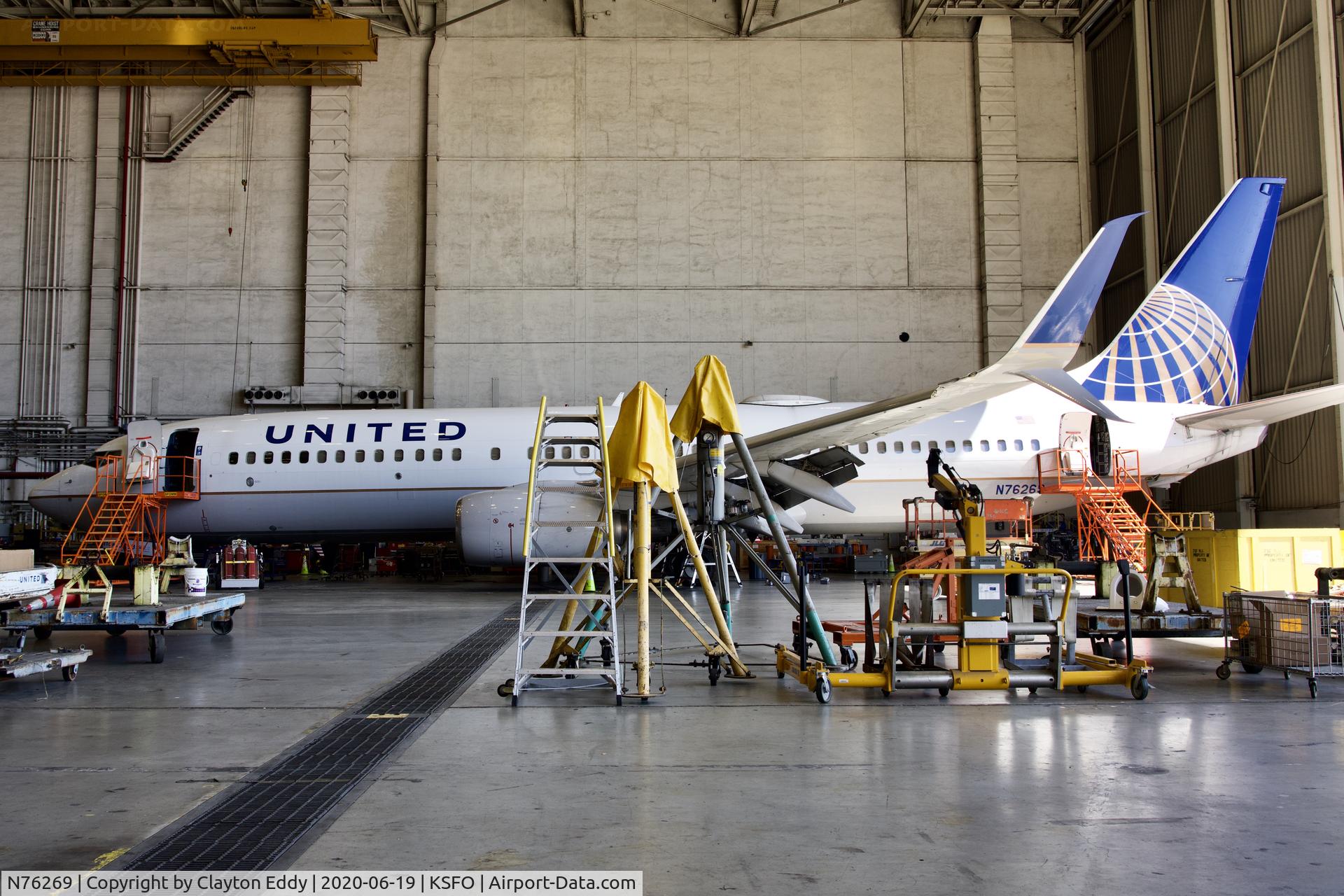 N76269, 2001 Boeing 737-824 C/N 31588, SFO 2020.