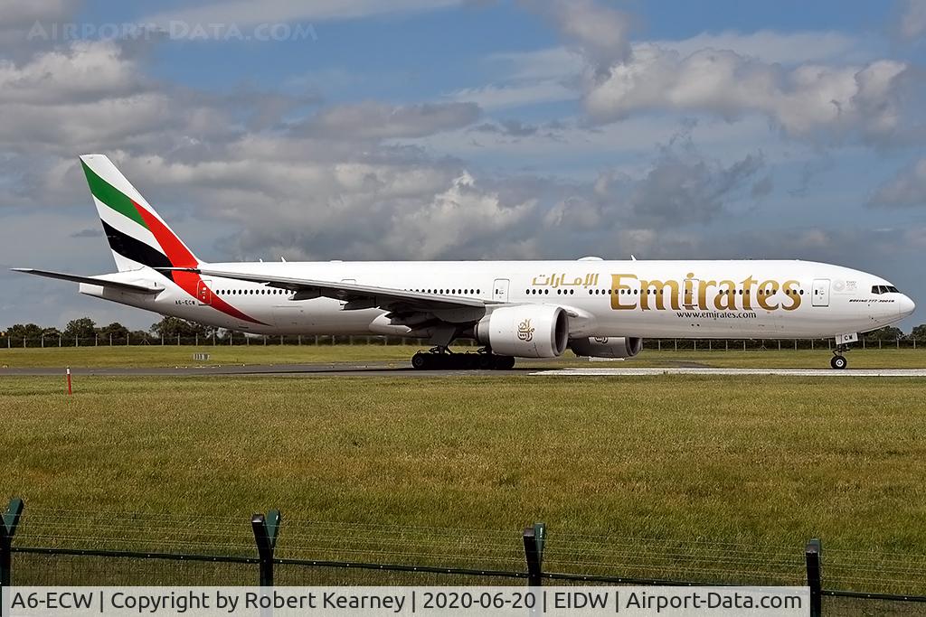 A6-ECW, 2009 Boeing 777-31H/ER C/N 38981, Lining up r/w 10