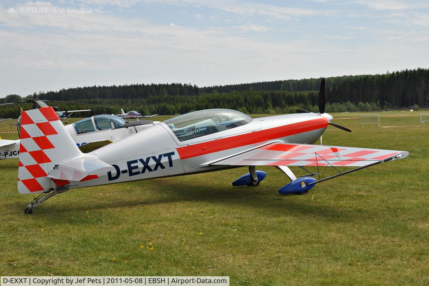 D-EXXT, 2004 Extra EA-300L C/N 1253, At Saint-Hubert.