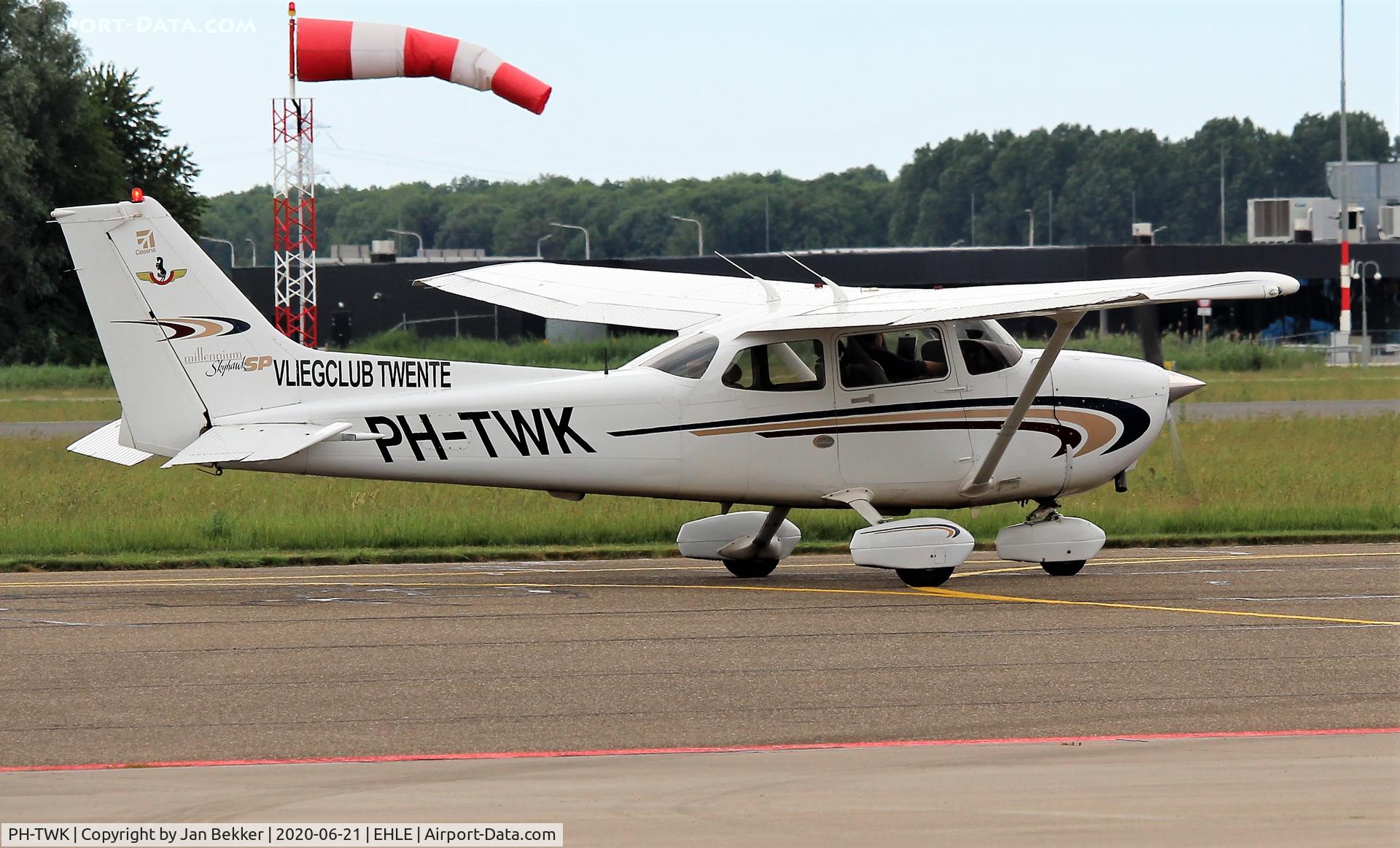PH-TWK, 2000 Cessna 172S Skyhawk SP C/N 172S8533, Lelystad Airport