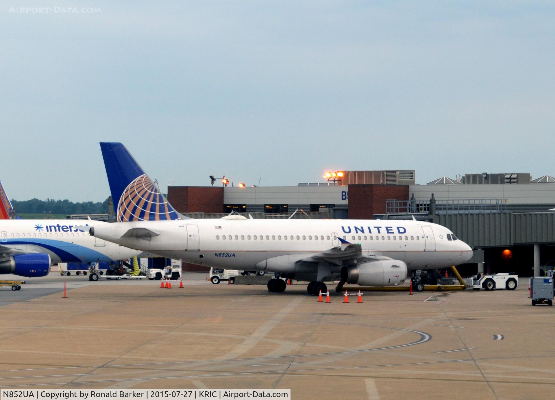 N852UA, 2002 Airbus A319-131 C/N 1671, At the gate RIC