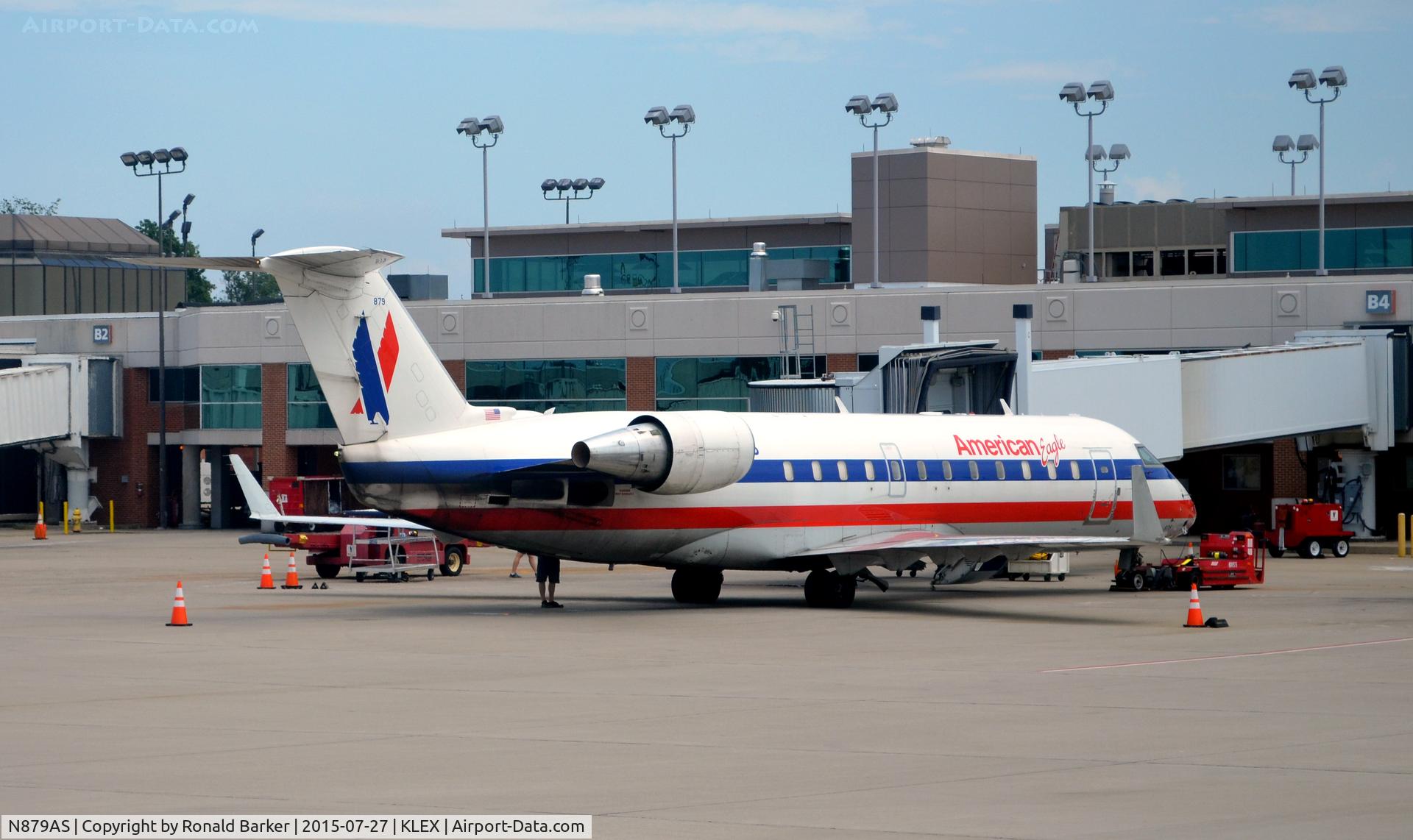 N879AS, 2002 Bombardier CRJ-200ER (CL-600-2B19) C/N 7600, Gate B4 Lexington